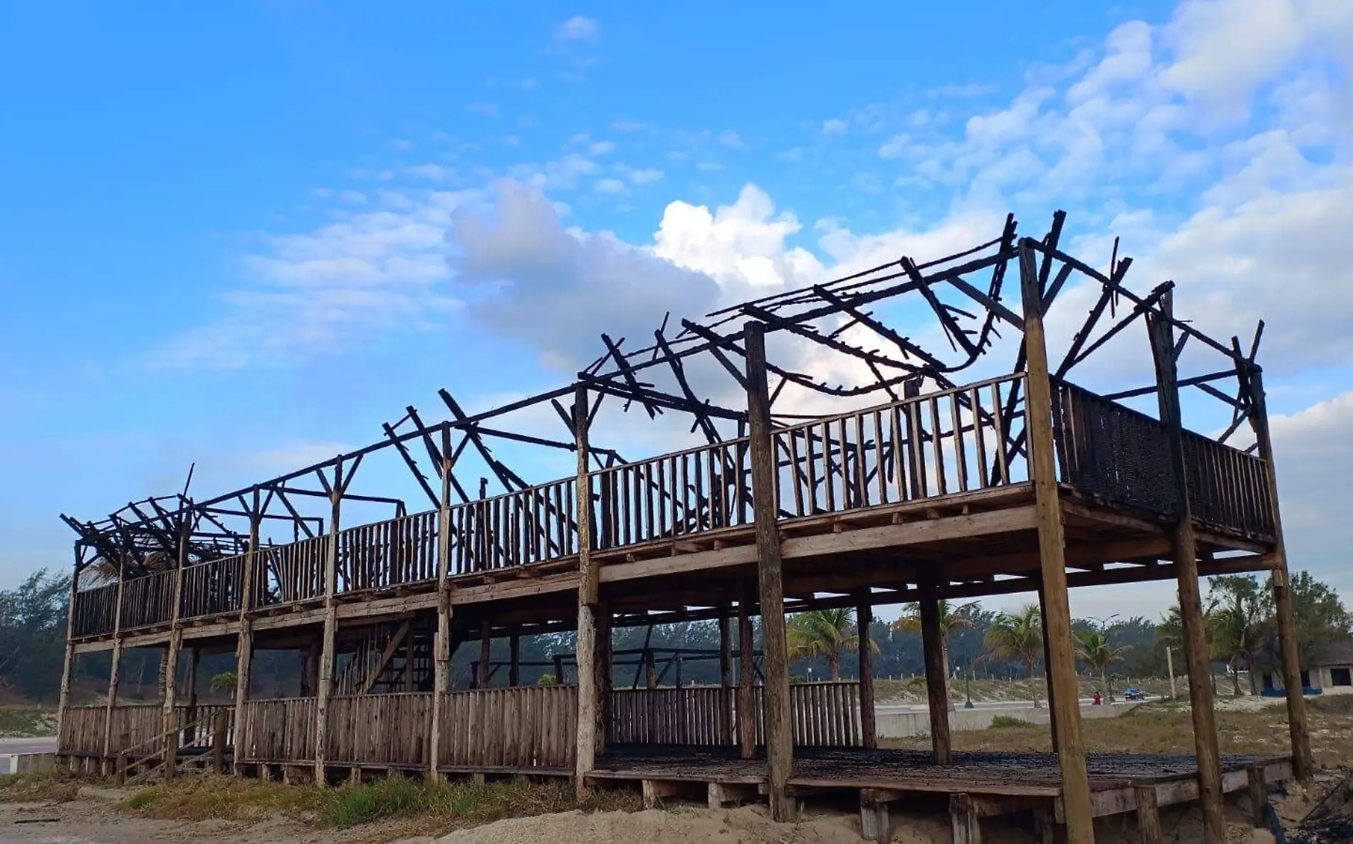 El incendio de una enorme palapa en playa Miramar de Ciudad Madero generó la movilización del Heroico Cuerpo de Bomberos este miércoles 31 de enero